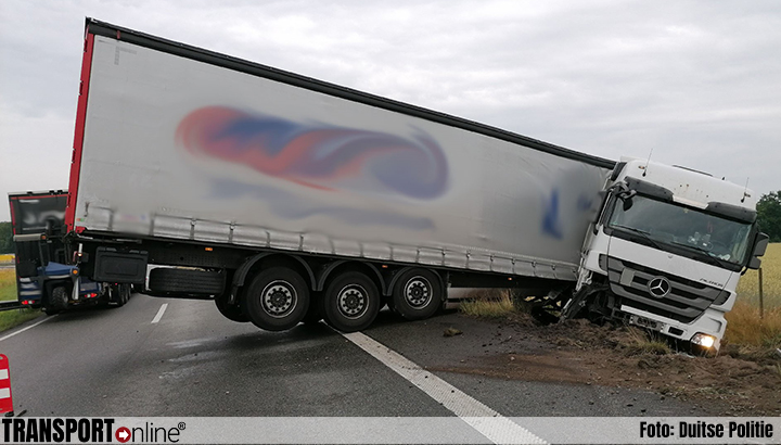 Vrachtwagenchauffeur wordt afgesneden door automobilist en belandt in de berm [+foto]