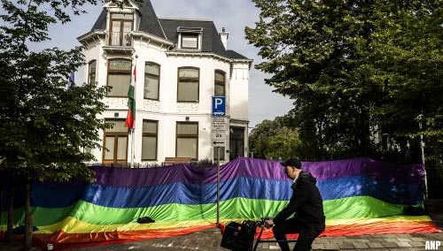 Regenboogvlag aan hek Hongaarse ambassade gehangen