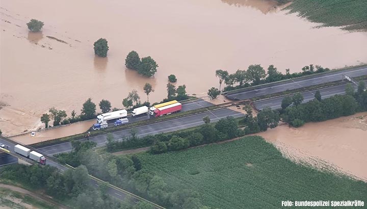 Duitse A61 dwars door midden gebroken na hevige wateroverlast [+foto's]