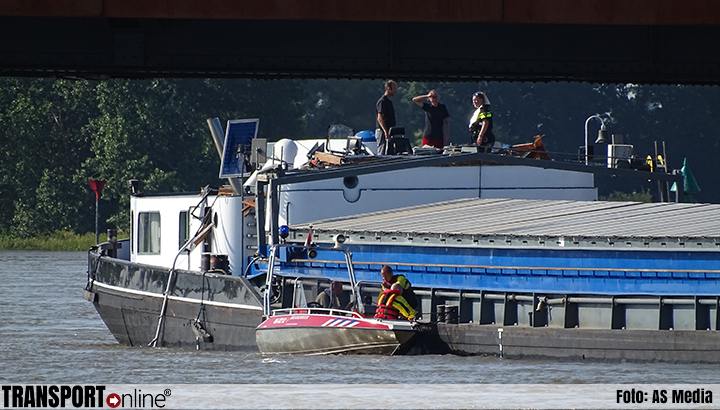 Binnenvaartschip vaart door het hoge water tegen spoorbrug Zutphen [+foto's]