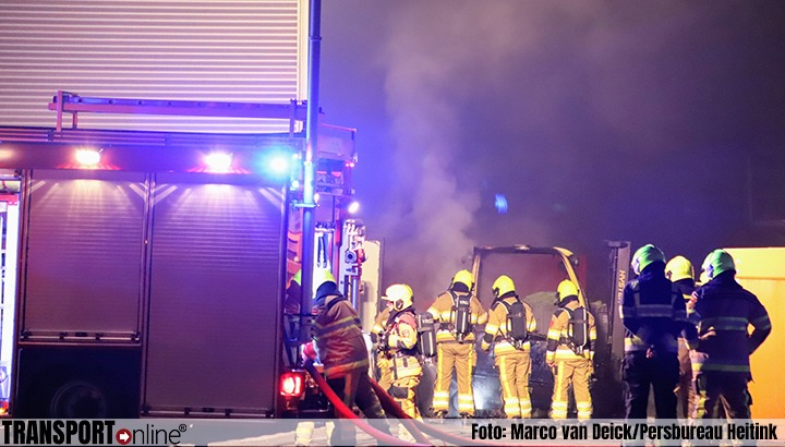 Vrachtwagenchauffeur voorkomt grote brand in bedrijfspand in Tiel [+foto]
