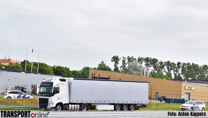 Vrachtwagenchauffeur 'parkeert' vrachtwagen langs N31 en gaat even boodschappen doen [+foto]