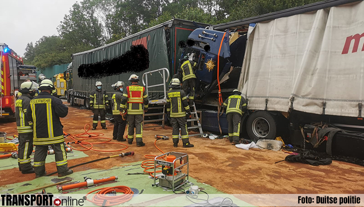 Vrachtwagenchauffeur overleeft zware aanrijding Duitse A1 niet [+foto's]