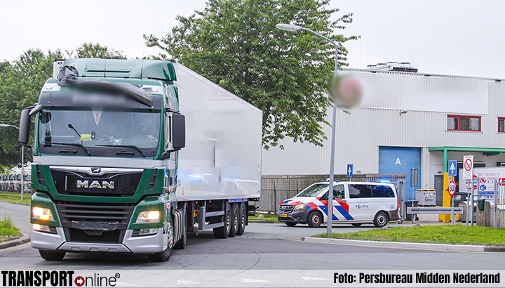 Vrachtwagen in beslag genomen door politie in Zeewolde na vermoedelijke drugsvondst [+foto]