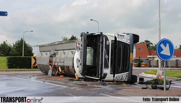 Politie zoekt bestuurder BMW 5 in verband met kantelen vrachtwagen bij Broeksterwâld