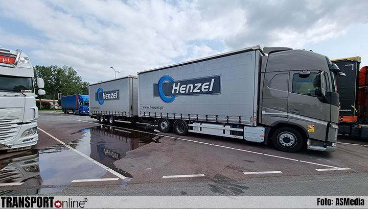 Vrachtwagen lekt liters gevaarlijke stof op parkeerplaats in Bodegraven [+foto's]