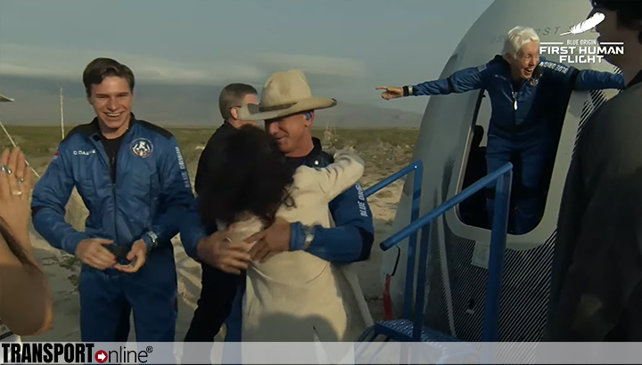 Raket met Oliver Daemen en Jeff Bezos veilig geland na ruimtevlucht [+video]