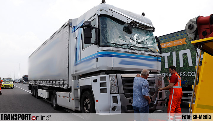 Vrachtwagen rijdt achterop autotransporter [+foto's]