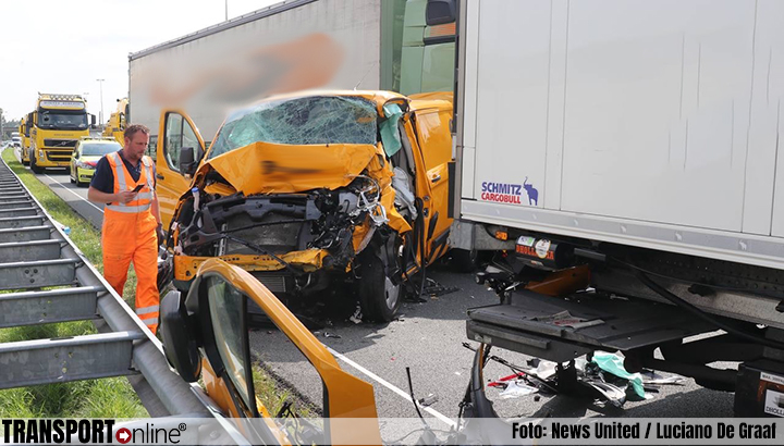 Ernstig ongeval met vrachtwagens en bestelbus op A50 [+foto]