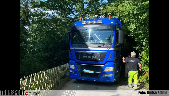 Nederlandse vrachtwagen met oplegger vastgereden in Duitse Bad Harzburg [+foto]