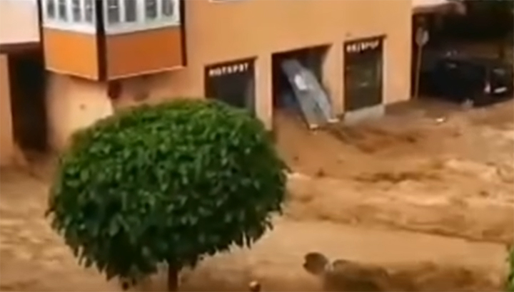 Zondvloed treft Oostenrijkse plaats Hallein [+foto&video]