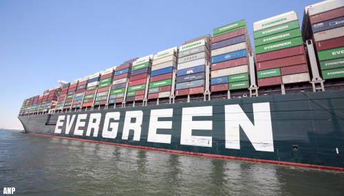 Containerschip Ever Given zet koers naar Rotterdam