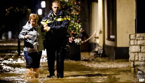 Militairen evacueren mensen in Valkenburg