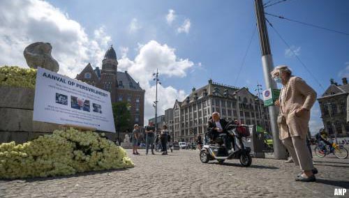 Familie kroongetuige steunt bloemenactie Peter R. de Vries op Dam