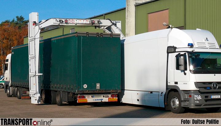 Duitse douane verhindert smokkel ruim acht ton waterpijptabak en 300 kilo erectiepillen in vrachtwagen [+foto's]