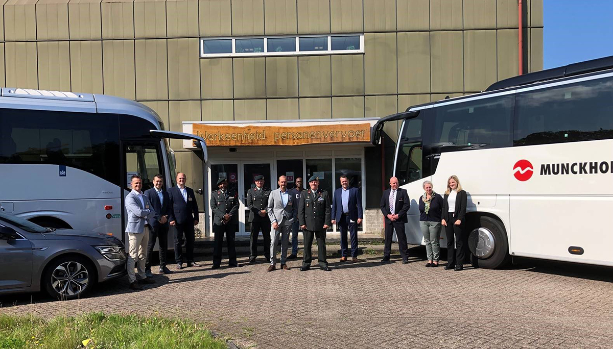 Ministerie van Defensie en Munckhof ondertekenen samenwerking Besloten Busvervoer