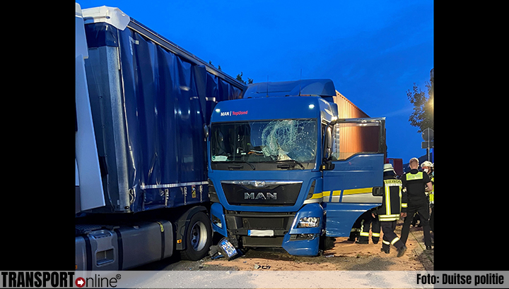 Vrachtwagenchauffeur veroorzaakt fikse aanrijding bij verlaten parkeerplaats Duitse A1 [+foto]