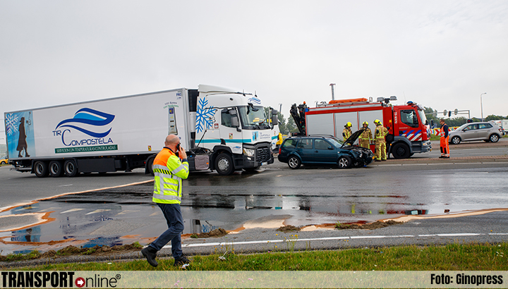 Gewonde na aanrijding auto en vrachtwagen in Naaldwijk [+foto]