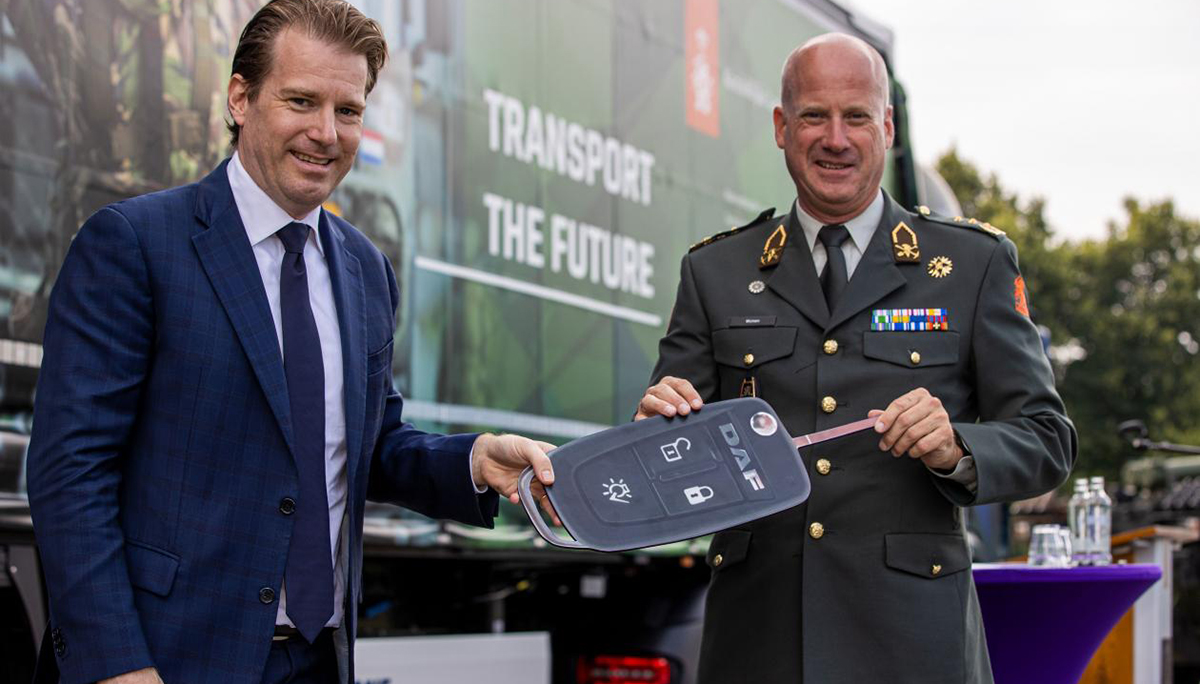 Sleutel van nieuwe E-truck overhandigd aan luitenant-generaal Martin Wijnen