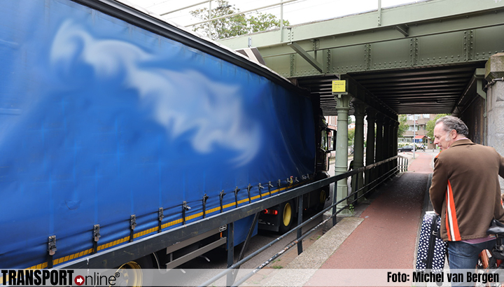 Vrachtwagen vast onder spoorbrug Haarlem [+foto's]