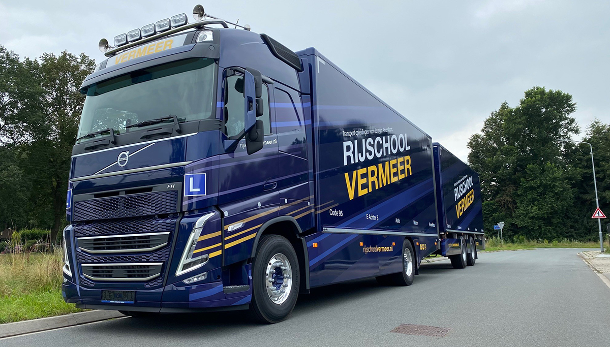 De allereerste leswagen van het nieuwe type Volvo FH in de Benelux is voor Rijschool Wim Vermeer
