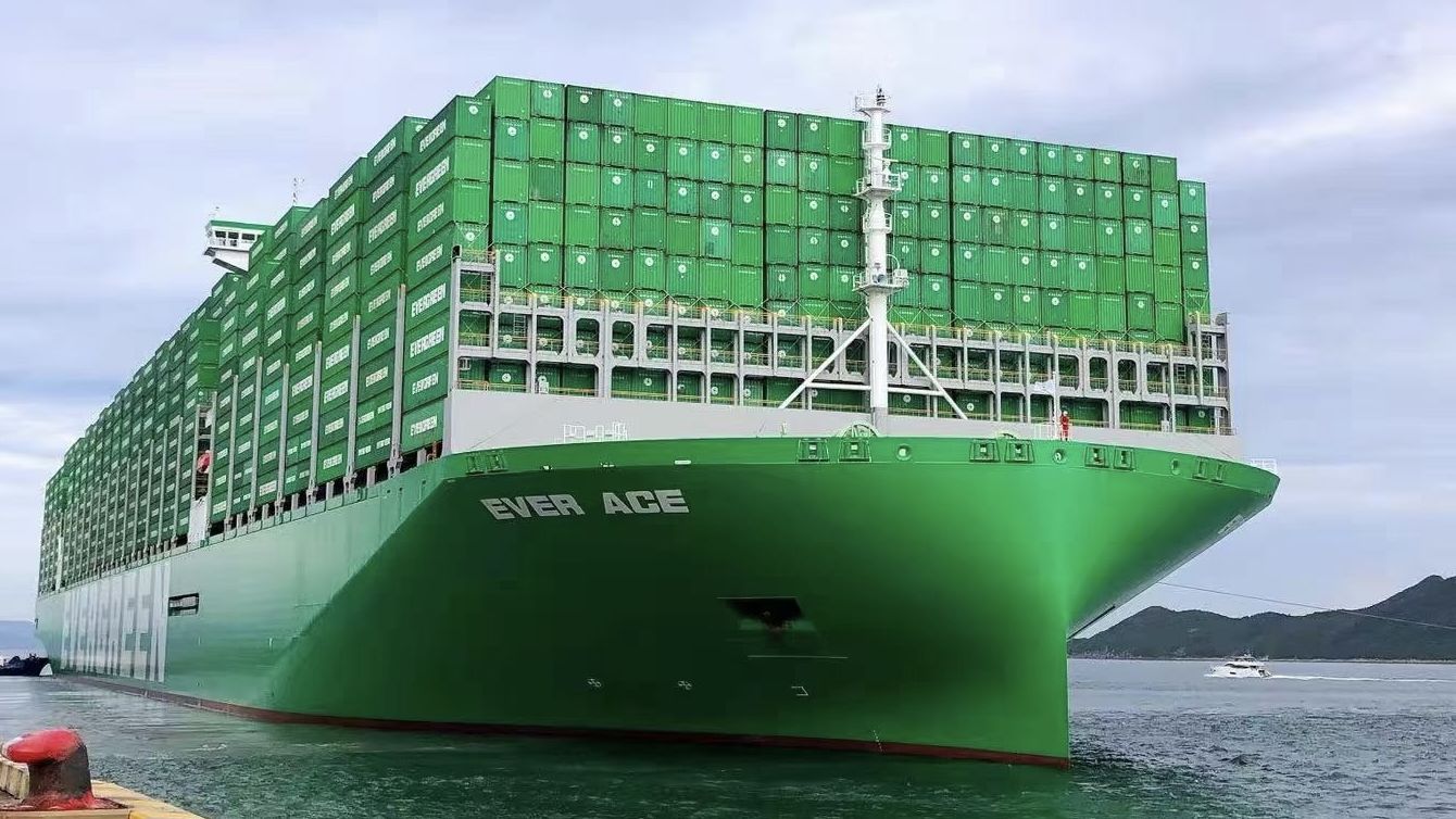 Aankomst grootste containerschip ter wereld de 'Ever Ace' op 4 september in Rotterdam