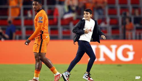 Boete en stadionverbod voor 13-jarige Amin en andere veldbestormers tijdens interland Oranje