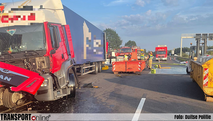 Twee vrachtwagens botsen op Duitse A2, vreemde substantie uit het riool [+foto's]