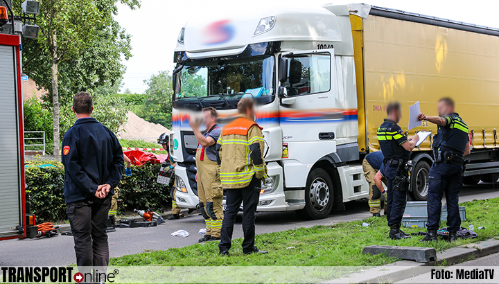Fietsster zwaargewond na aanrijding met vrachtwagen in Zwijndrecht [+foto]