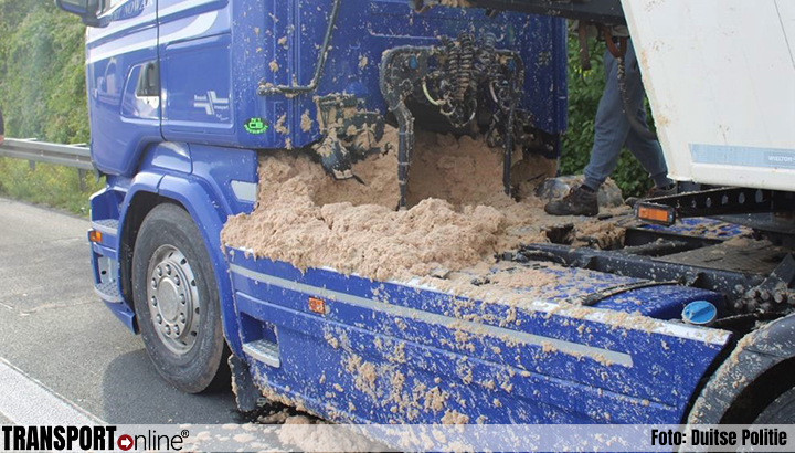 Duitse A2 urenlang afgesloten nadat vrachtwagen na hard remmen glibberige aardappelpulp verloor [+foto]