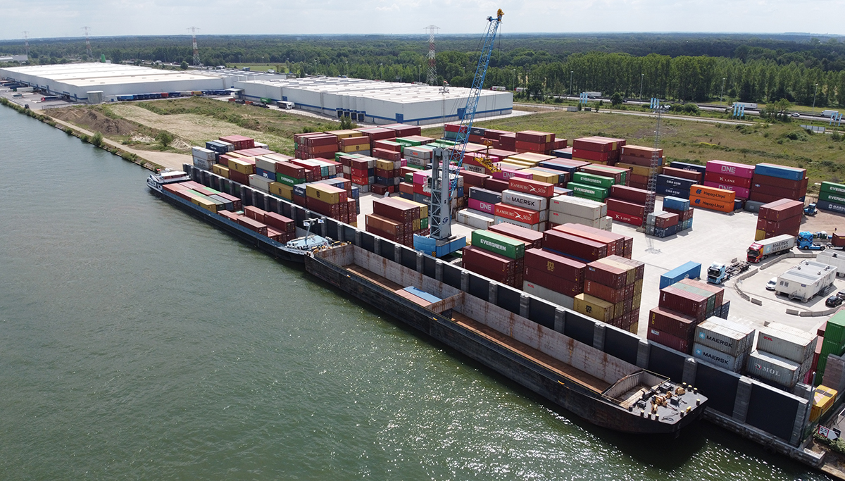 Eerste exportcontainers van Agrifirm in België verscheept via binnenvaart