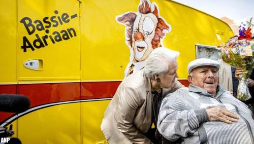 Clown Bassie genoot van defilé 86e verjaardag