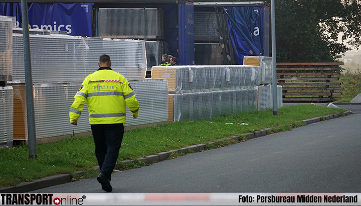 Dode bij ernstig ongeval met vrachtwagen op bedrijventerrein in Zeewolde [+foto]