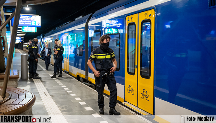 Man in trein bij station Rotterdam Blaak in gezicht gestoken [+foto]