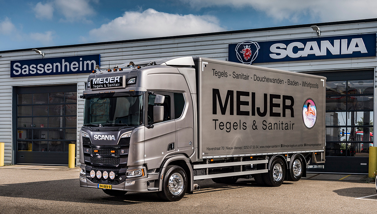 Meijer Tegels & Sanitair bezorgt badkamers met een nieuwe Scania V8