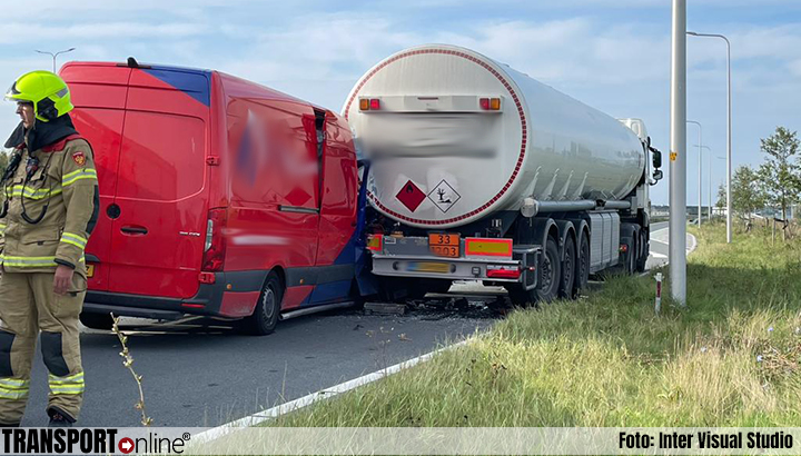 Bestelbus botst achterop tankwagen op N307 [+foto]