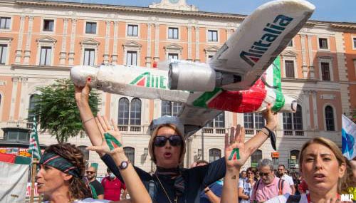 Protest door stakende werknemers luchtvaartmaatschappij Alitalia