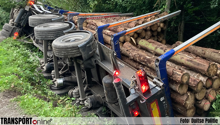 Nederlandse vrachtwagen met boomstammen gekanteld in Duitse Ratingen [+foto's]
