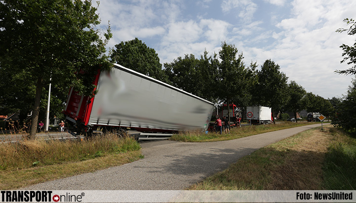 Trekker verliest trailer in Nijverdal [+foto]
