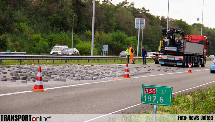 Vrachtwagen verliest honderden klinkers op A50 bij Apeldoorn [+foto]