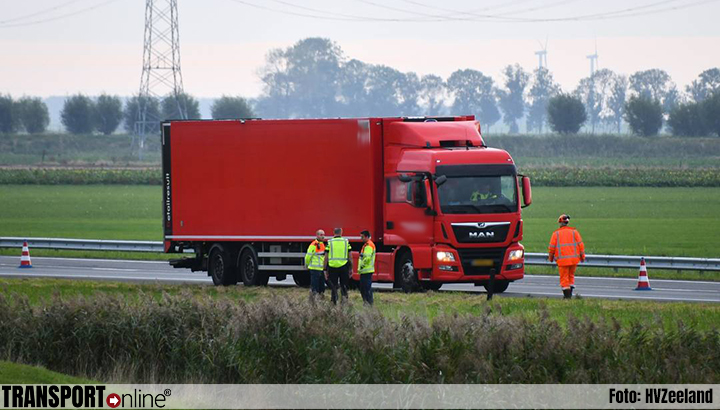 Vrachtwagenchauffeur aangehouden na vondst zwaargewonde vrouw langs A58 [+foto]