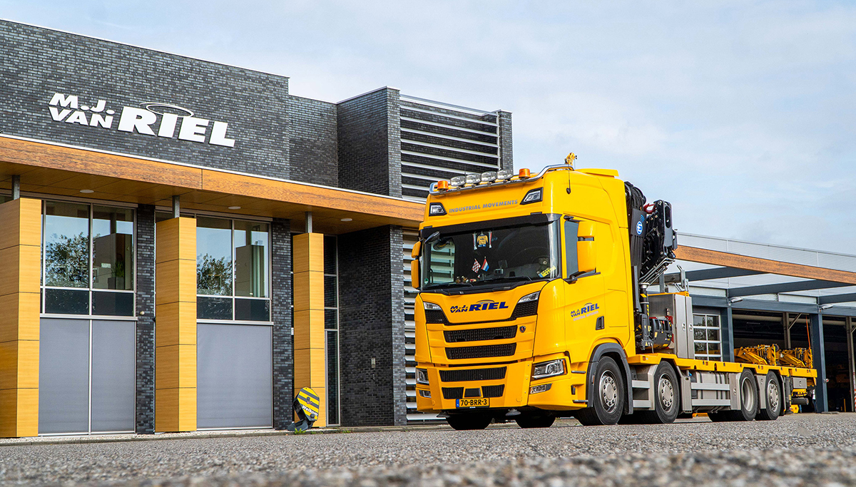 M.J. van Riel schaft nieuwe Scania's aan voor exceptioneel transport