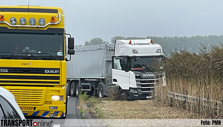 Vrachtwagen in de vangrail langs A50 na onwel worden chauffeur [+foto]
