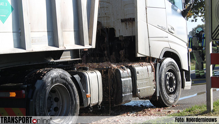 Vrachtwagen verliest slachtafval na aanrijding [+foto]