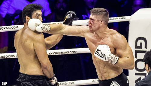 Kickbokser Rico Verhoeven wankelt maar blijft wereldkampioen