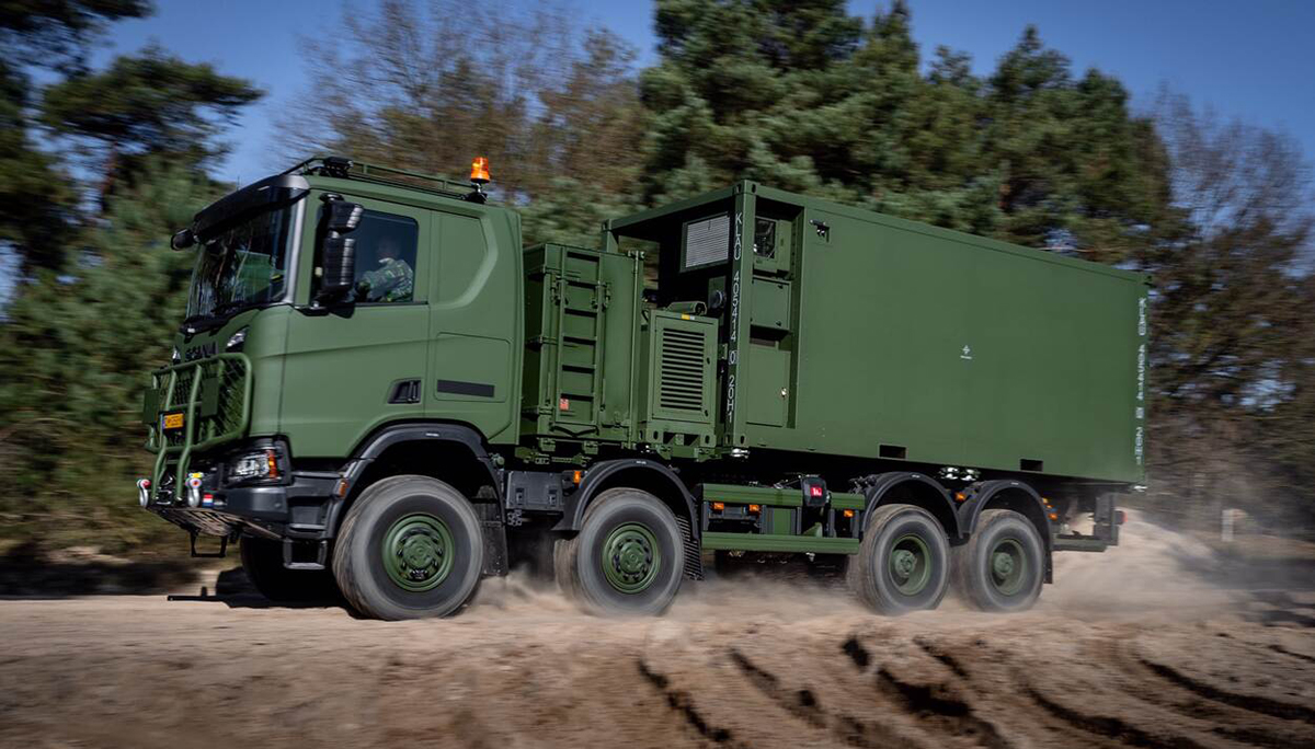 Scania Gryphus-combinatie van Defensie mag de openbare weg weer op