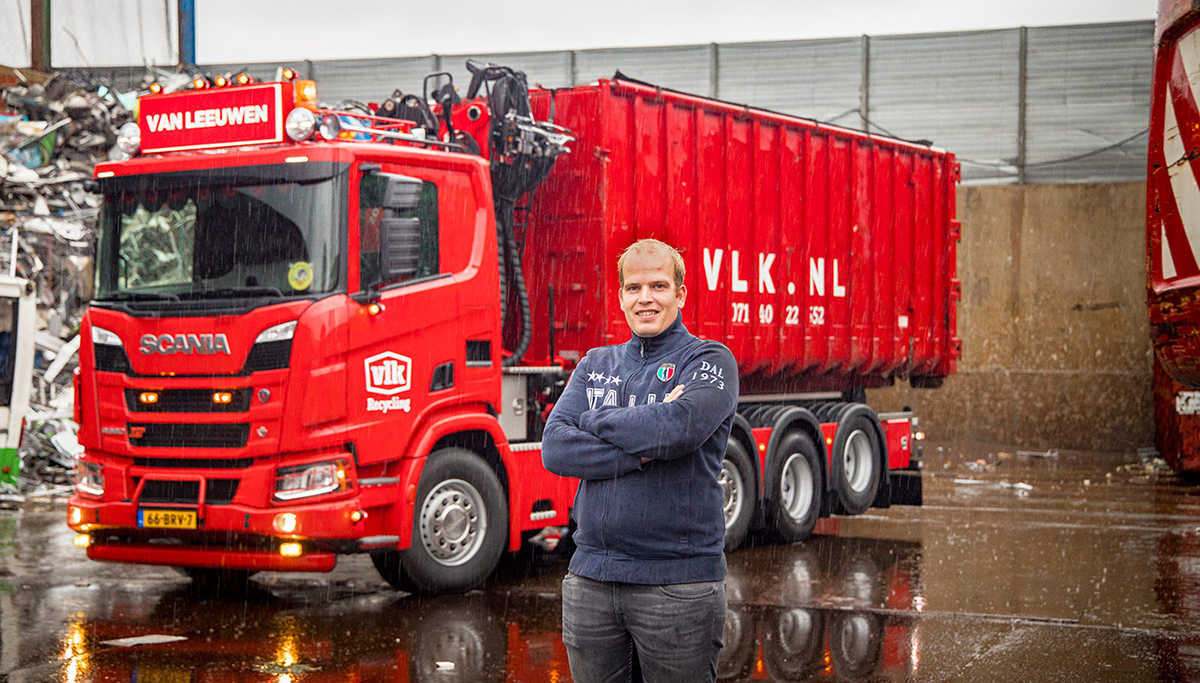 VLK Recycling koopt twee Scania’s V8 haakarmtrucks op aanraden van chauffeur