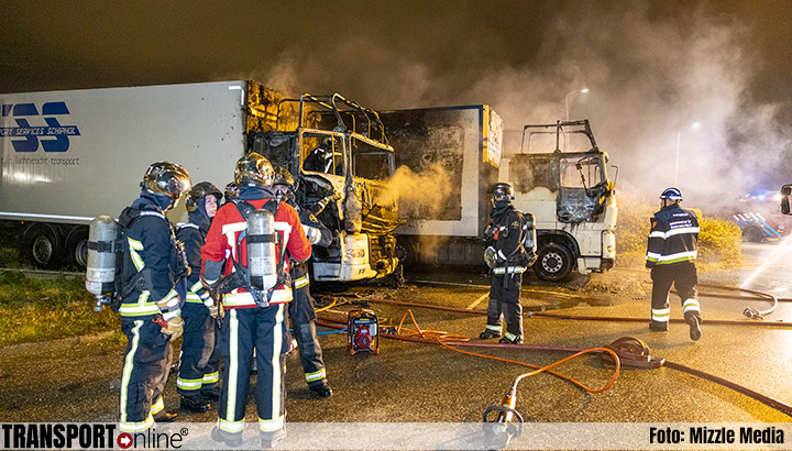 Brand in twee vrachtwagens nabij Schiphol [+foto's]