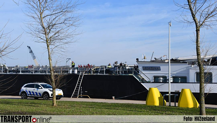 Tankschip de 'Fortuna' verliest stuurhut na aanvaring met brug Sluiskil[+foto]
