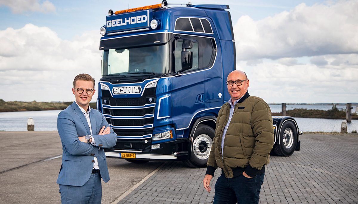 Gebroeders Geelhoed kopen Scania V8 voor hun vader